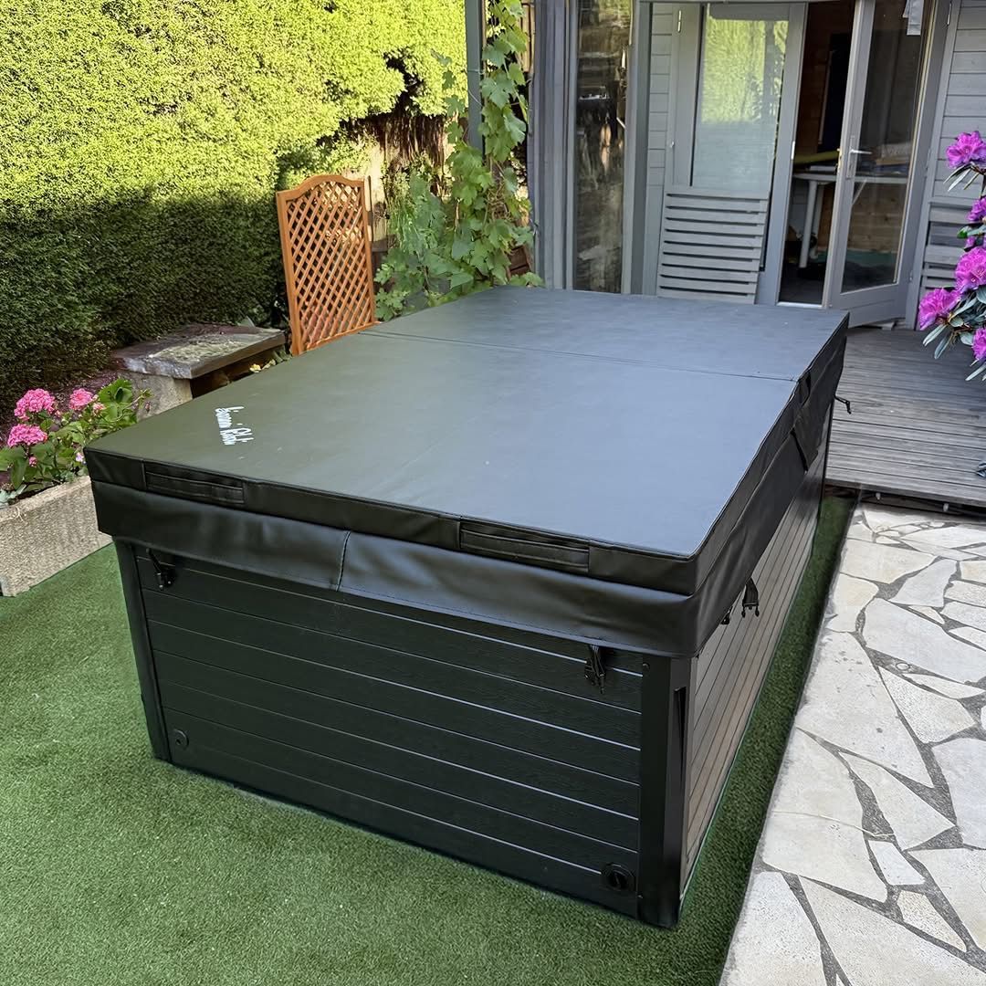 Une grande boîte noire est posée sur une pelouse verte luxuriante.