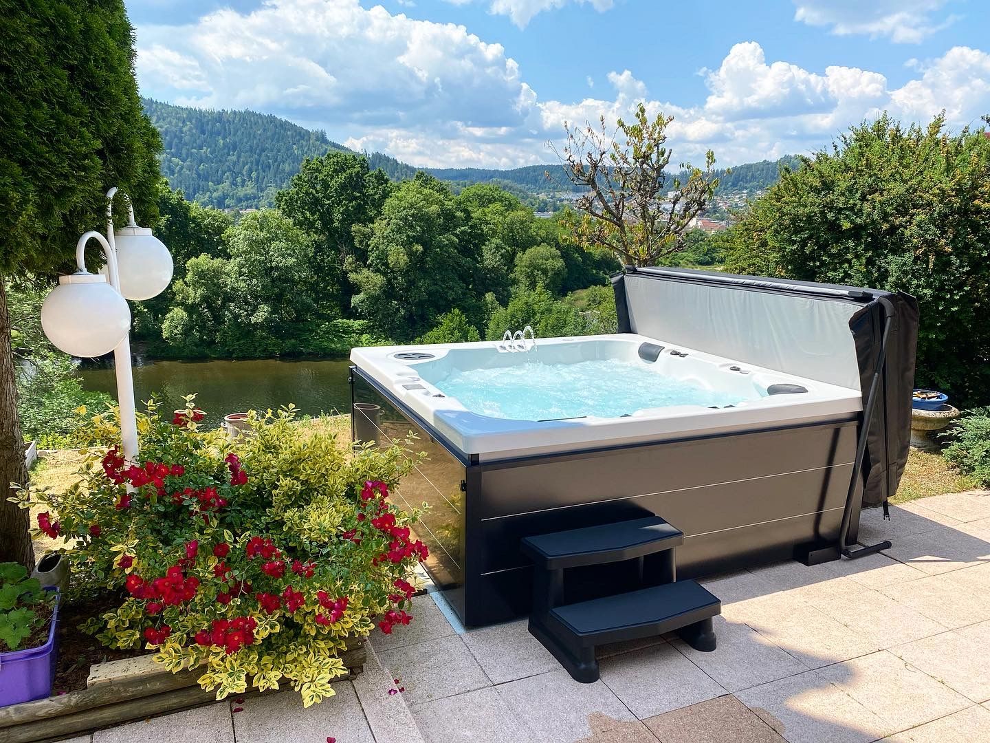 Un bain à remous est installé sur une terrasse avec vue sur les montagnes.