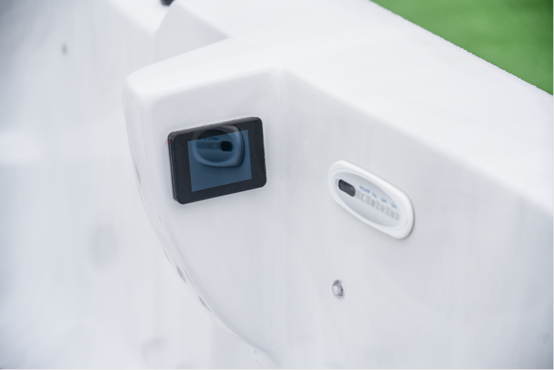 Un bateau blanc a une télécommande sur le côté.