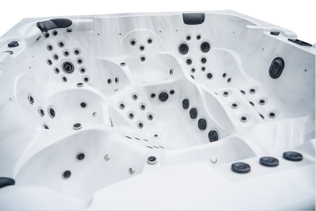 Un jacuzzi blanc avec beaucoup de jets dessus
