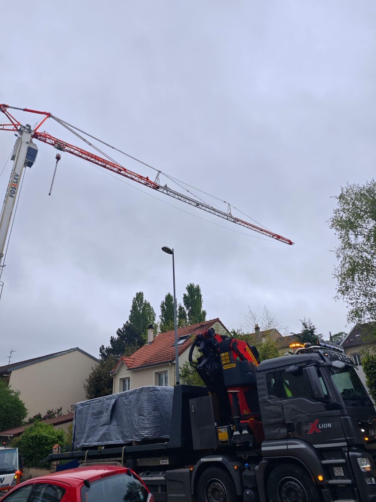 Un camion avec une grue attachée à l'arrière.