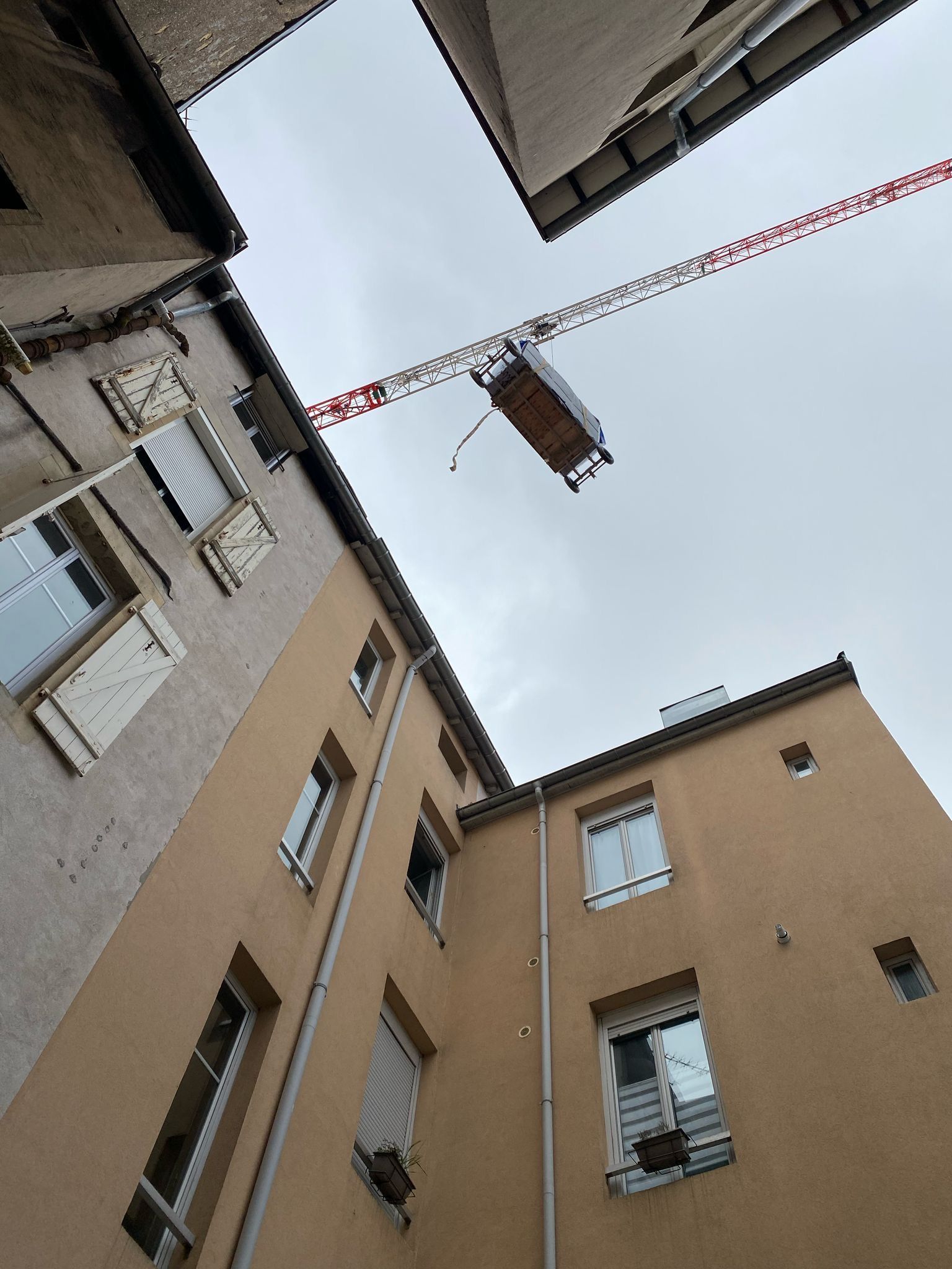 Regardant un bâtiment avec une grue suspendue