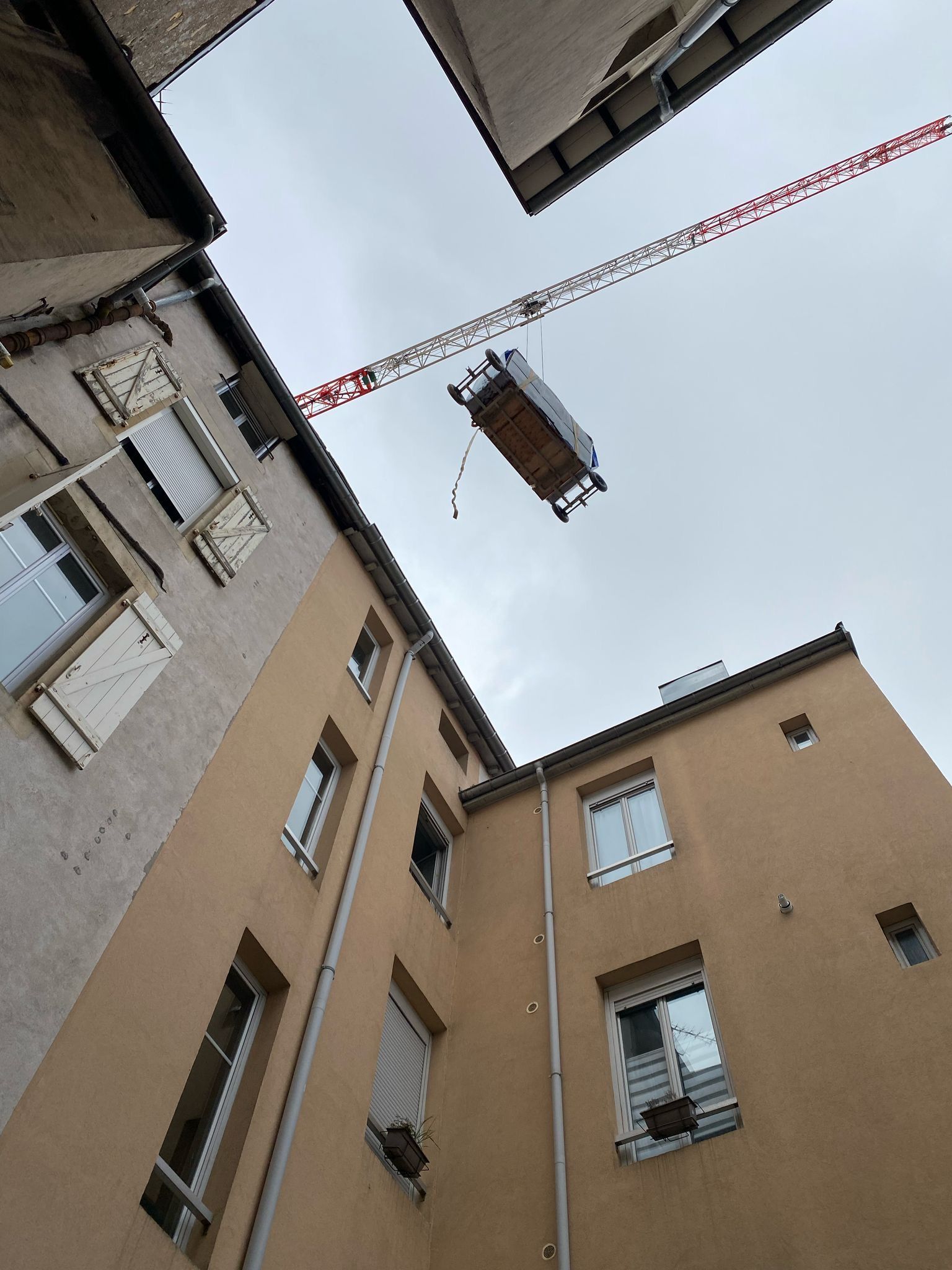 Regardant un bâtiment avec une grue suspendue
