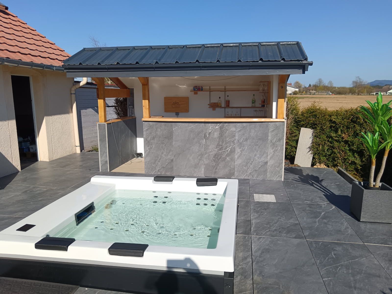 Un jacuzzi avec un toit équipé de panneaux solaires