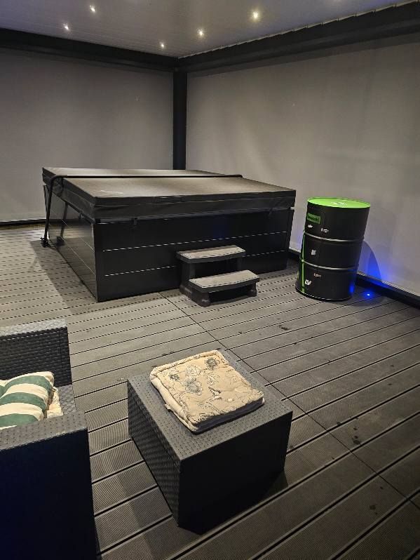 Il y a une table de billard au milieu de la pièce.