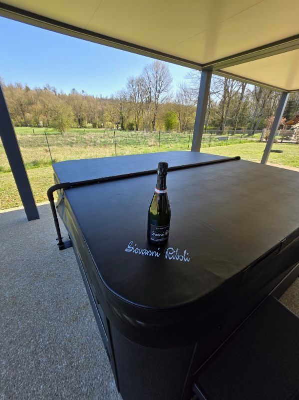 Une bouteille de champagne est posée sur un jacuzzi.
