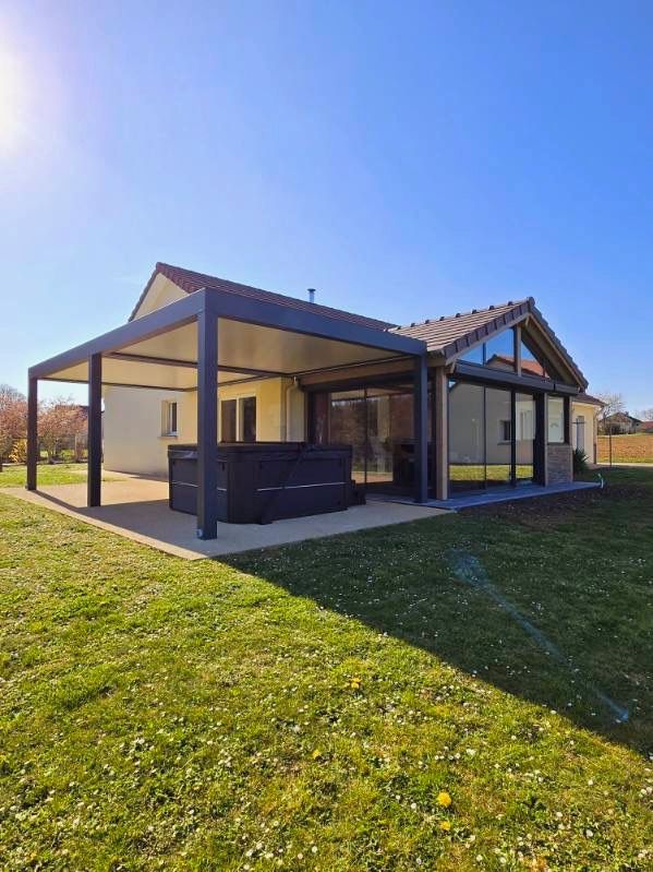 Un jacuzzi noir est assis à côté d'une piscine.