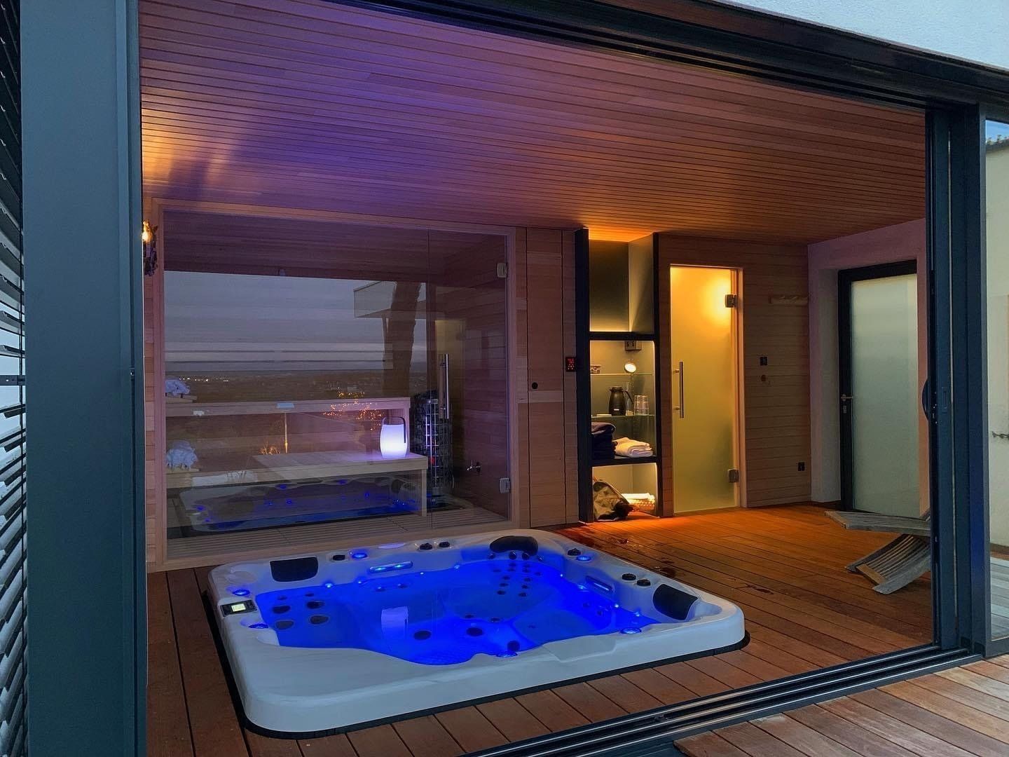 Spa de luxe 5 postes en intérieur avec un sauna