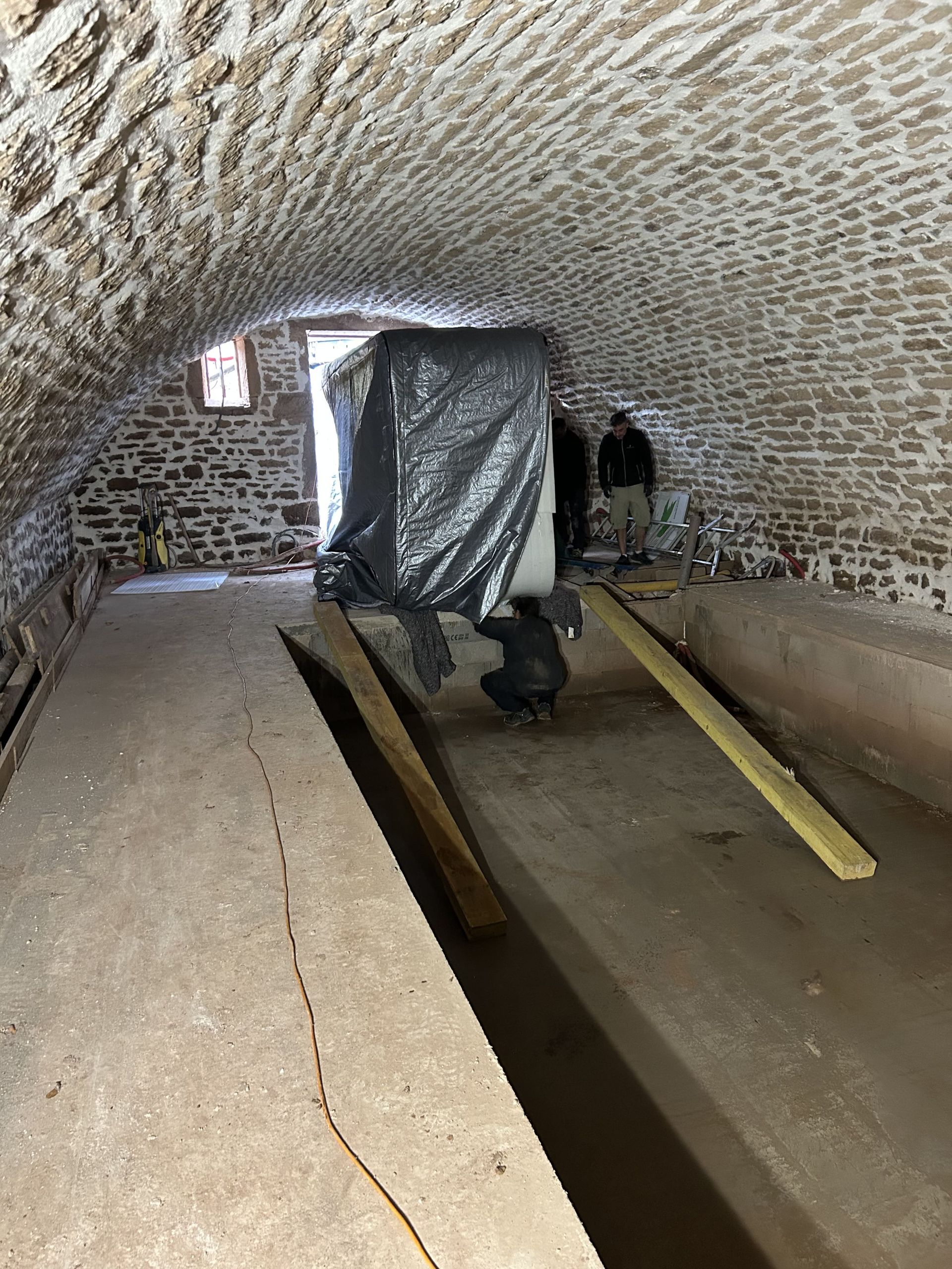 Un tracteur est garé dans un tunnel dans un bâtiment en briques.