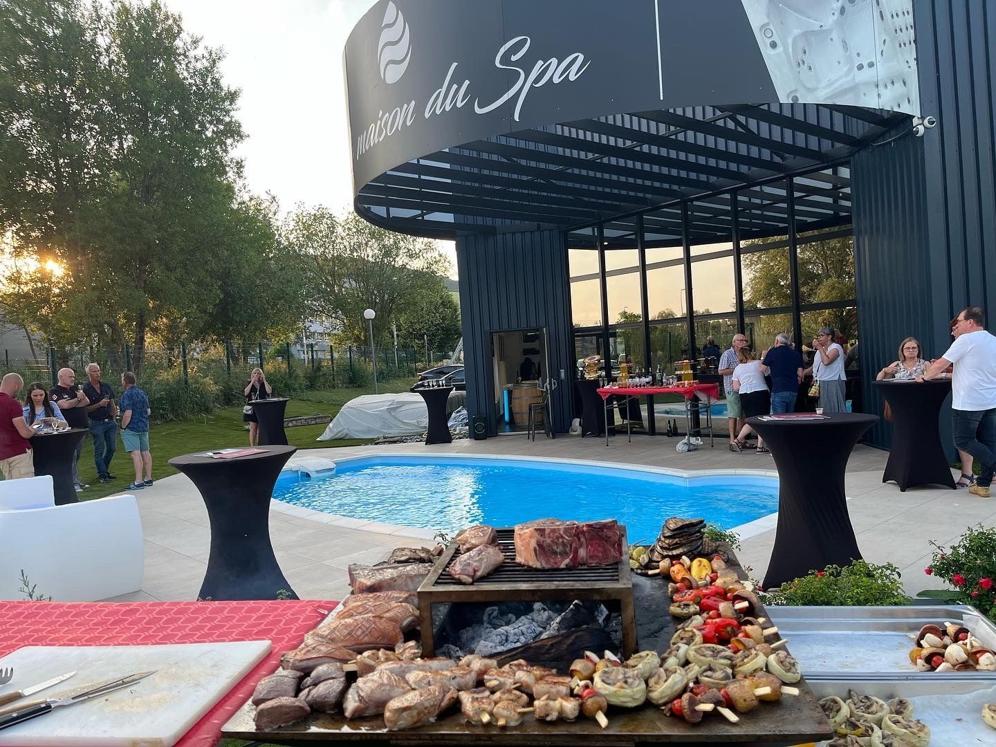 Un groupe de personnes se tient autour d'une piscine.