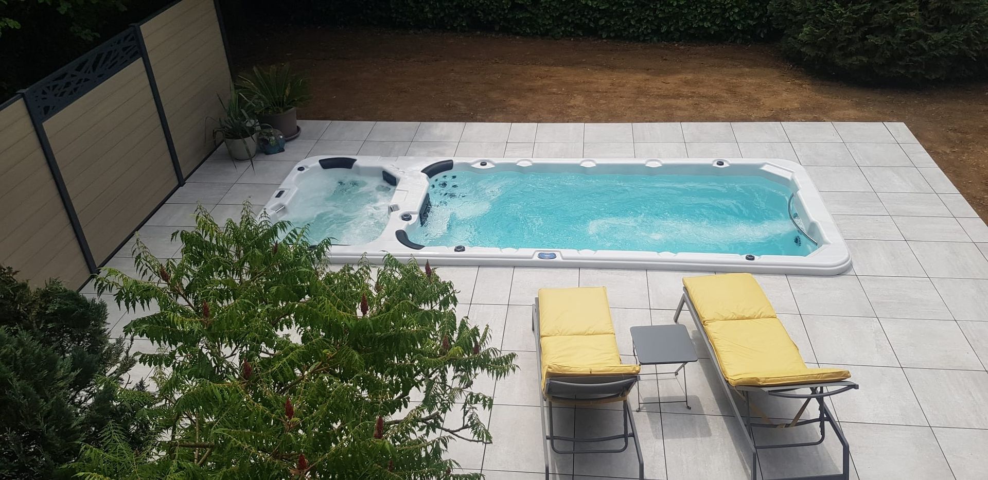 Une vue aérienne d'une piscine dans une cour arrière