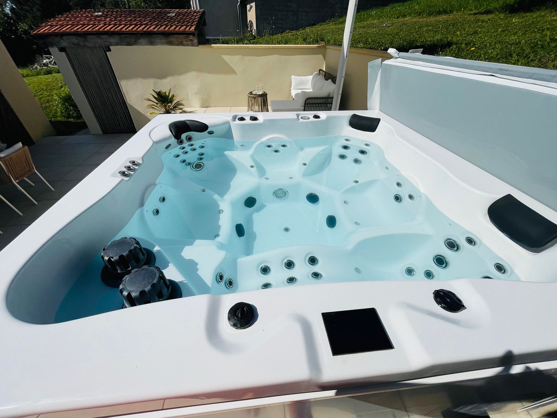 Un grand jacuzzi blanc rempli d'eau bleue