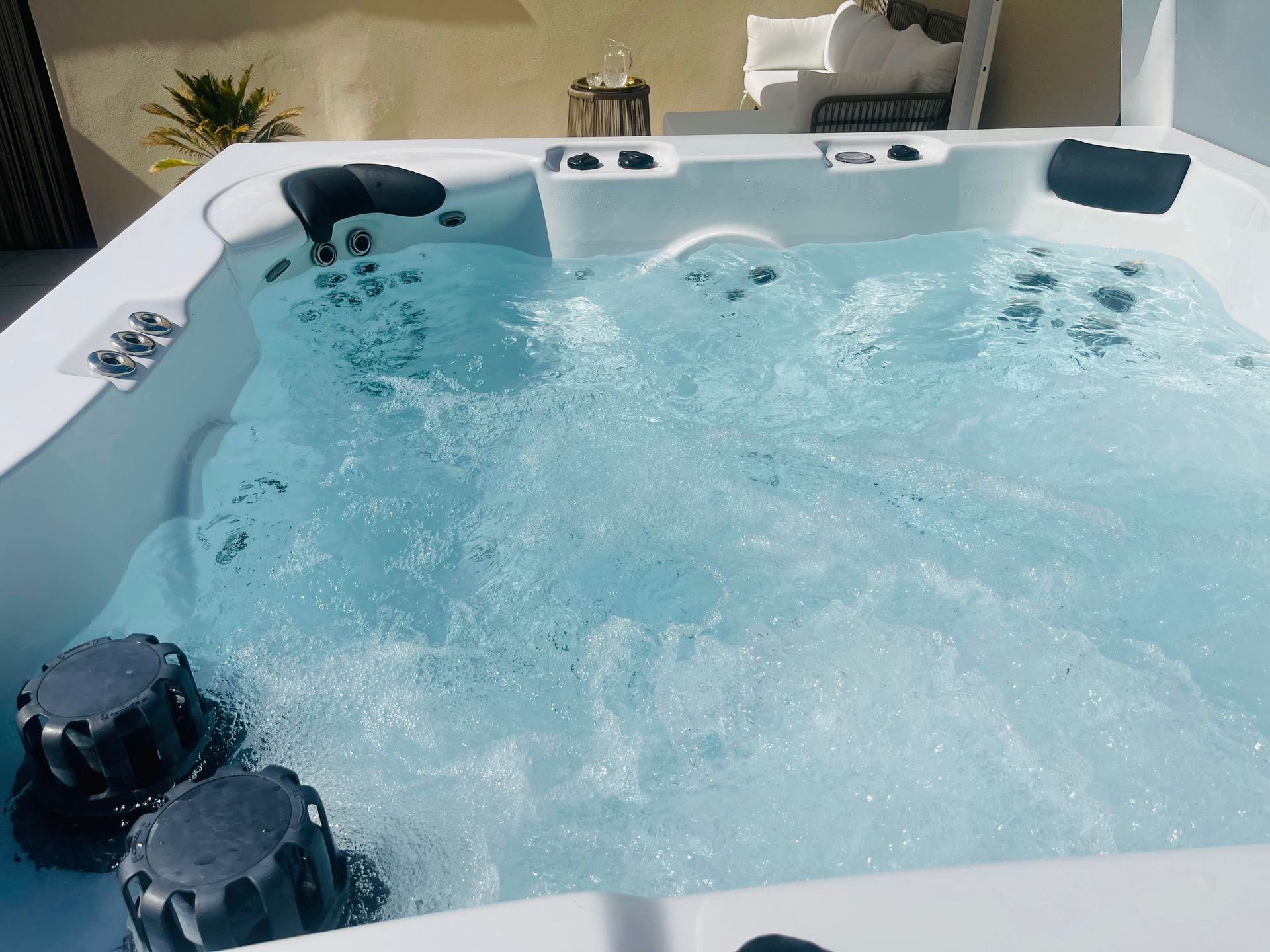 Un jacuzzi avec beaucoup d'eau dedans