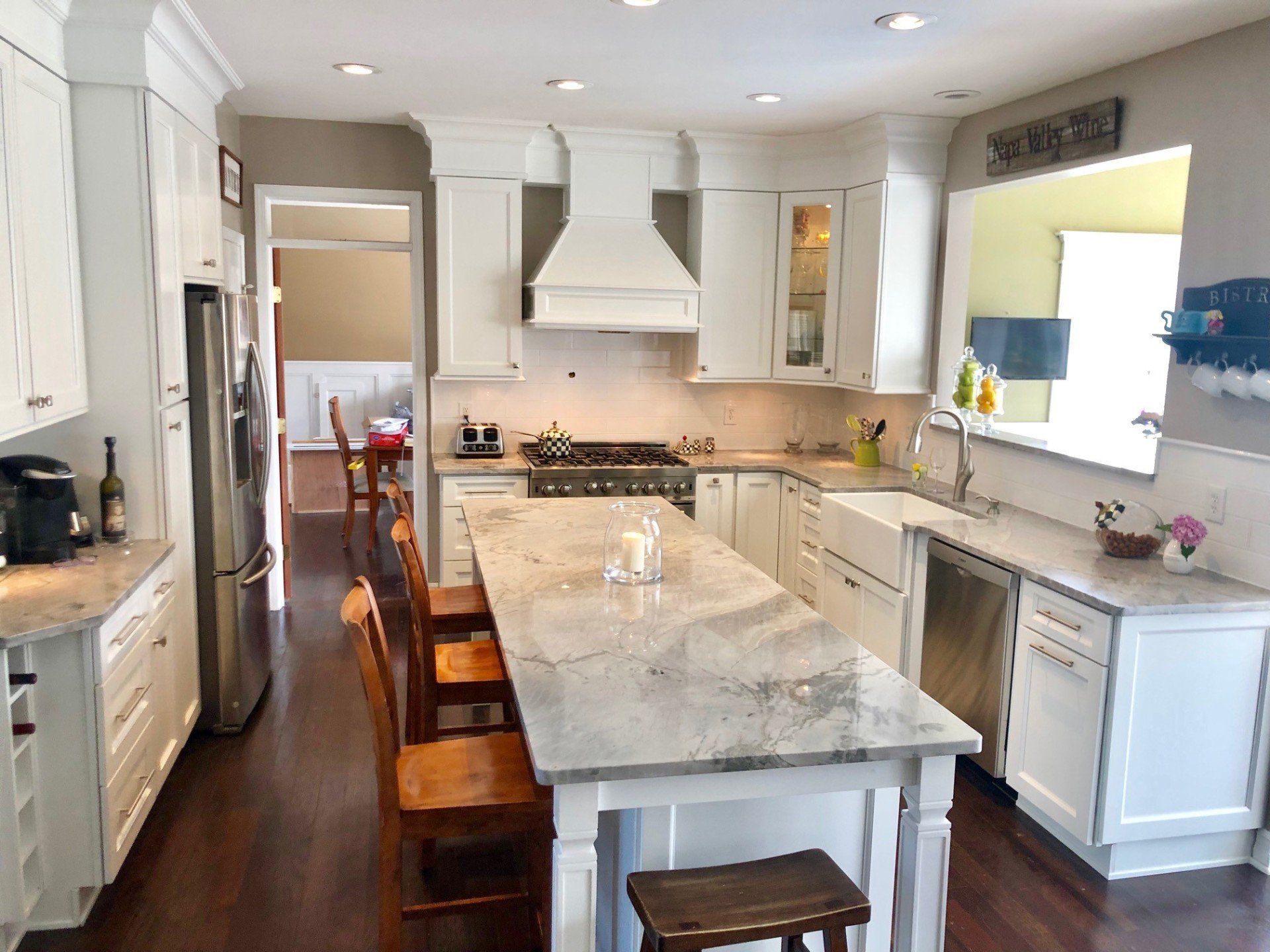 ZENON QUARTZITE table on the kitchen