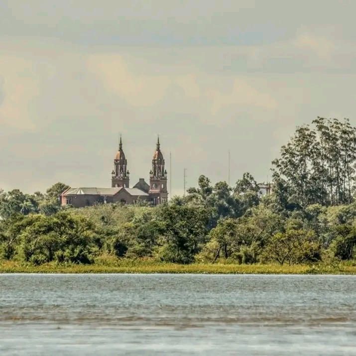 Un gran cuerpo de agua con una iglesia al fondo.