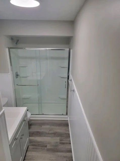 Minimalist Bathroom — Cincinnati,OH — The Frank Niesen Company