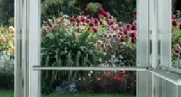 ascensore trasparente con vista sull'esterno