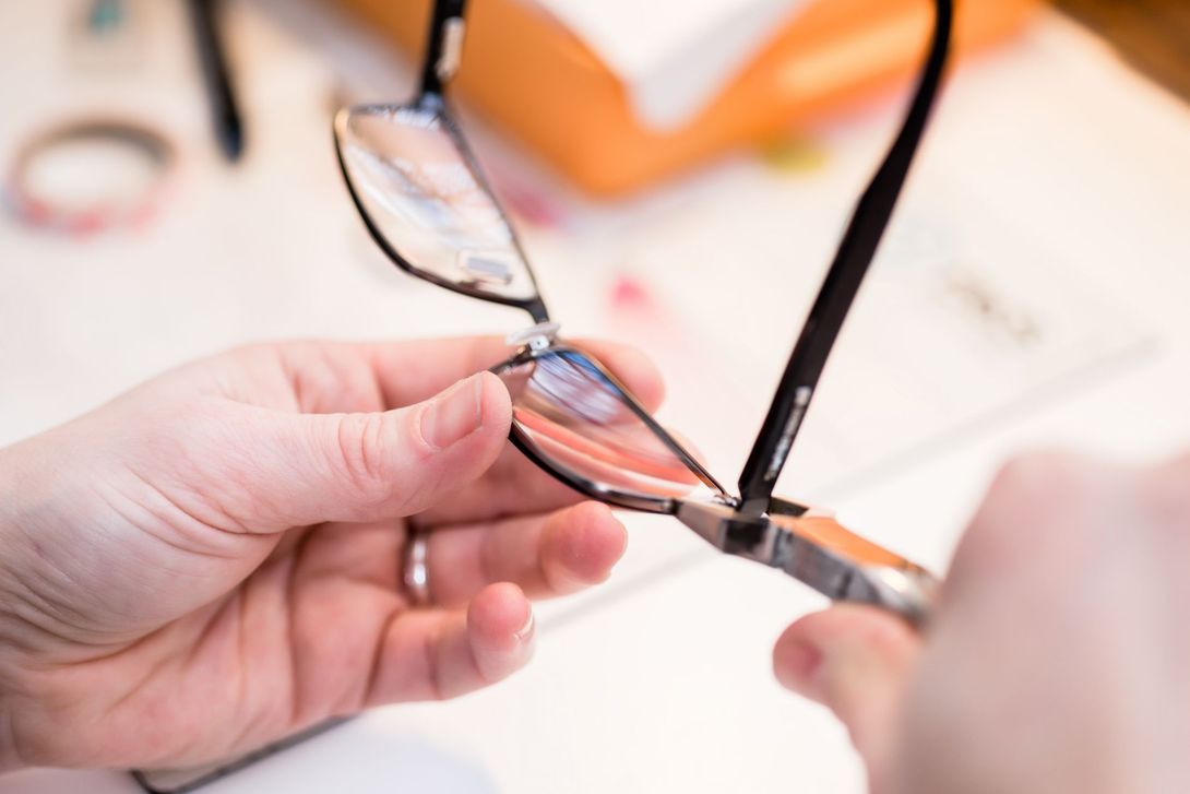 Manutenzione e riparazione di occhiali