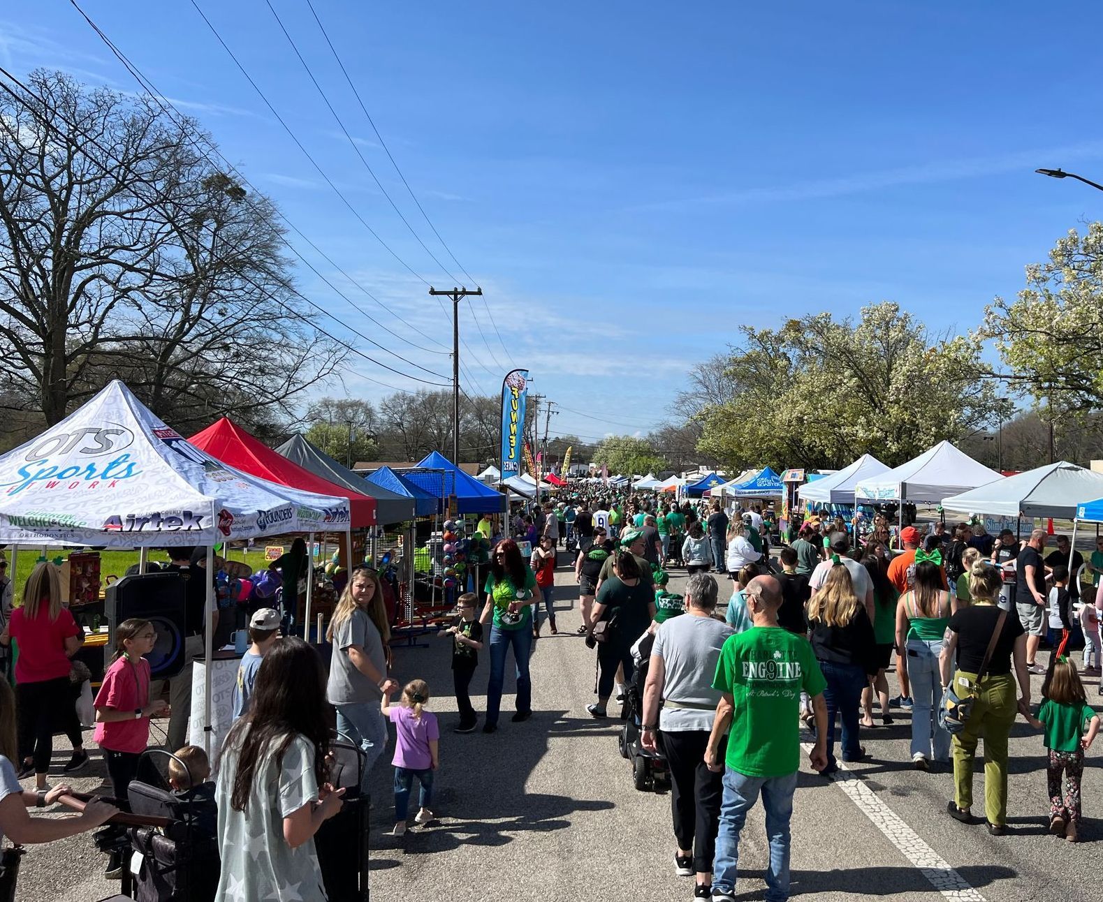 St patrick crowd in Clover