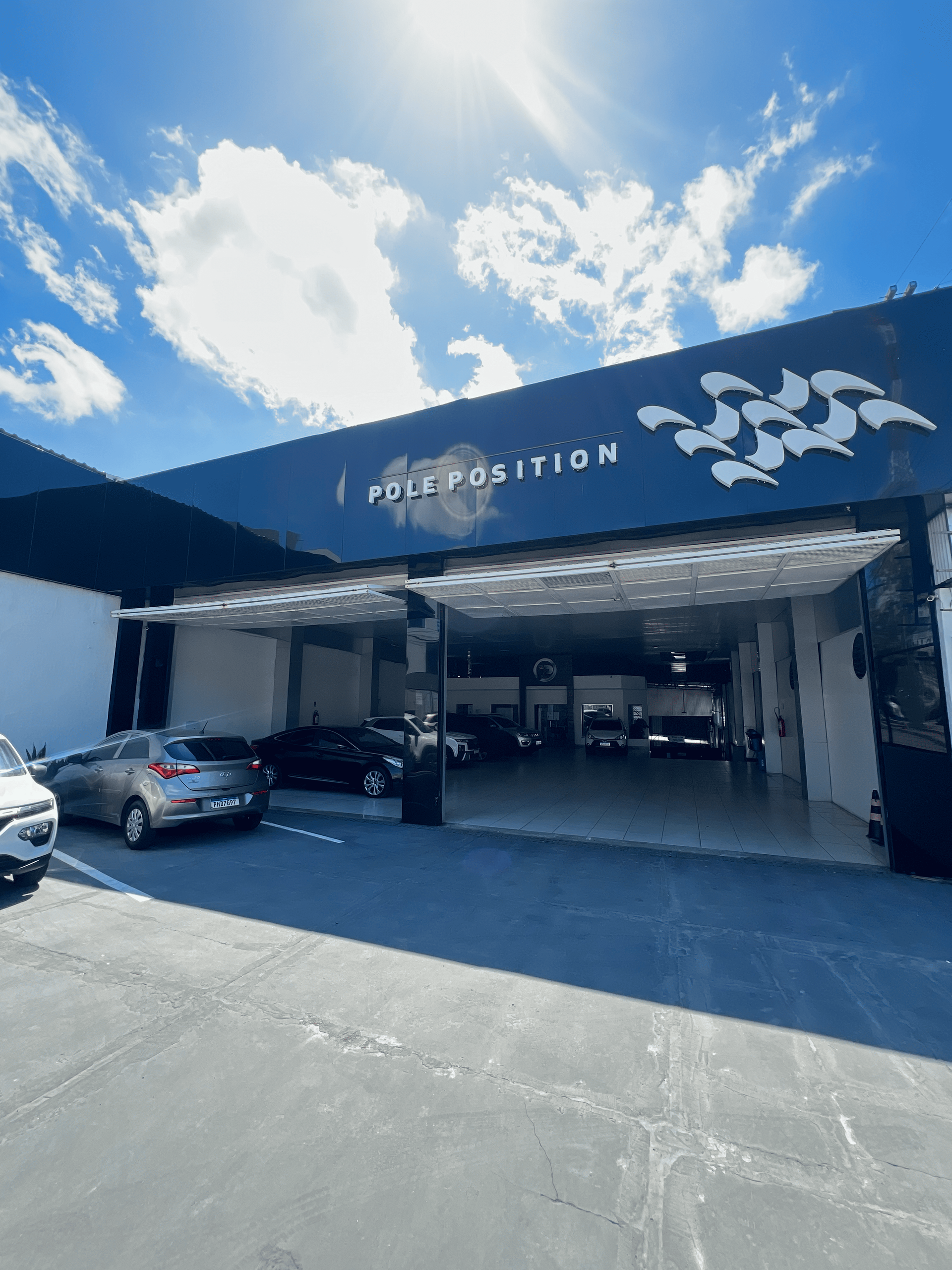 Pneus pendurados em um suporte em uma fábrica, provavelmente para inspeção ou processamento.