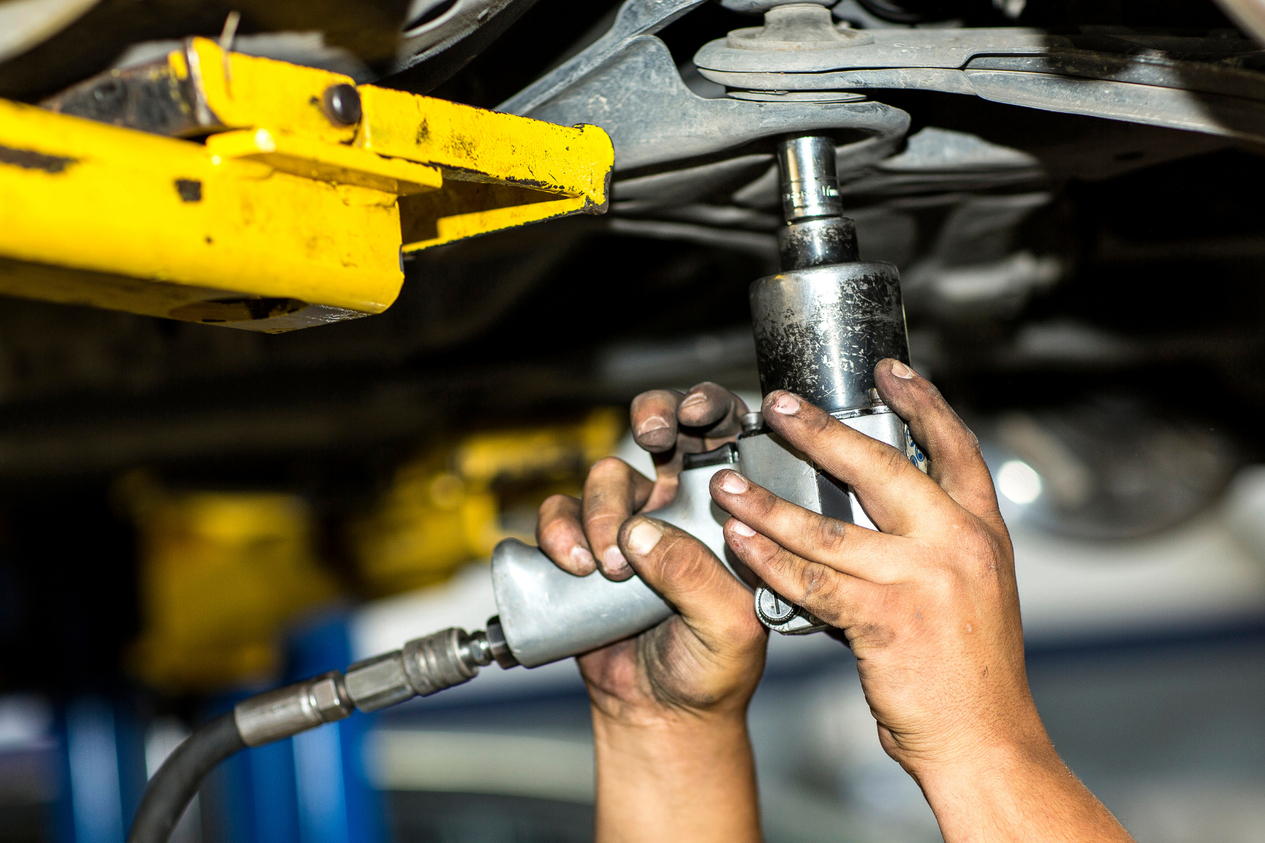 Mulher sentada à mesa em uma loja de pneus Bridgestone, falando ao telefone.