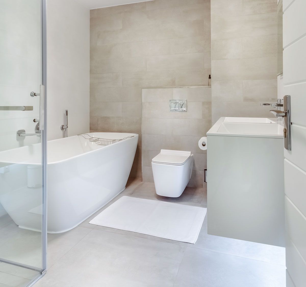 a bathroom with a bathtub , toilet , sink and shower .