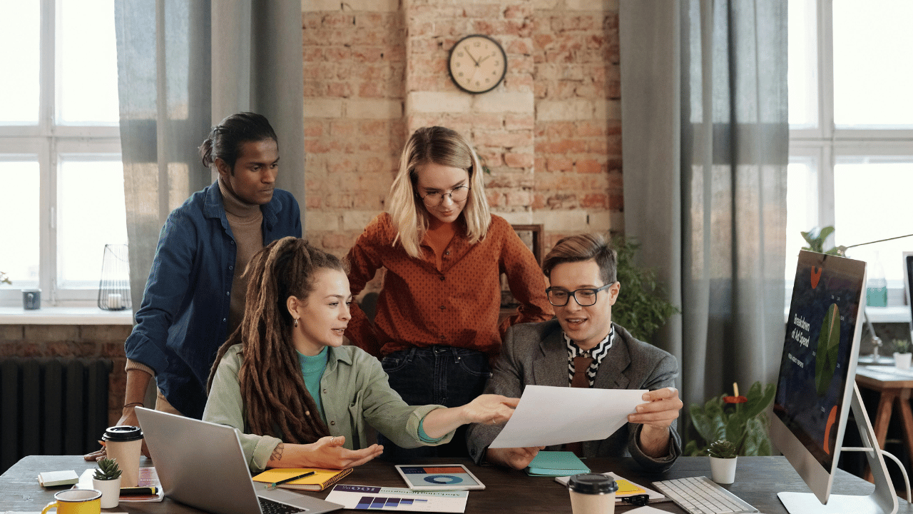 Foveo Consulting | Group of people in office