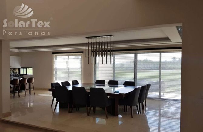 Un gran comedor con el logo de solar tex en la pared