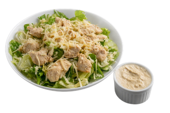 Ensalada César de pollo con aderezo cremoso en un bol blanco.