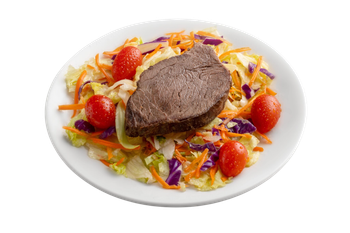 Filete sobre una cama de repollo rallado, zanahorias y tomates en un plato blanco.