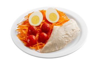 Plato con pechuga de pollo cocida, huevos duros en rodajas, zanahorias ralladas y tomates rojos.