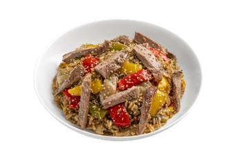 Salteado de ternera y verduras servido en un bol blanco. Incluye ternera en rodajas, pimientos rojos