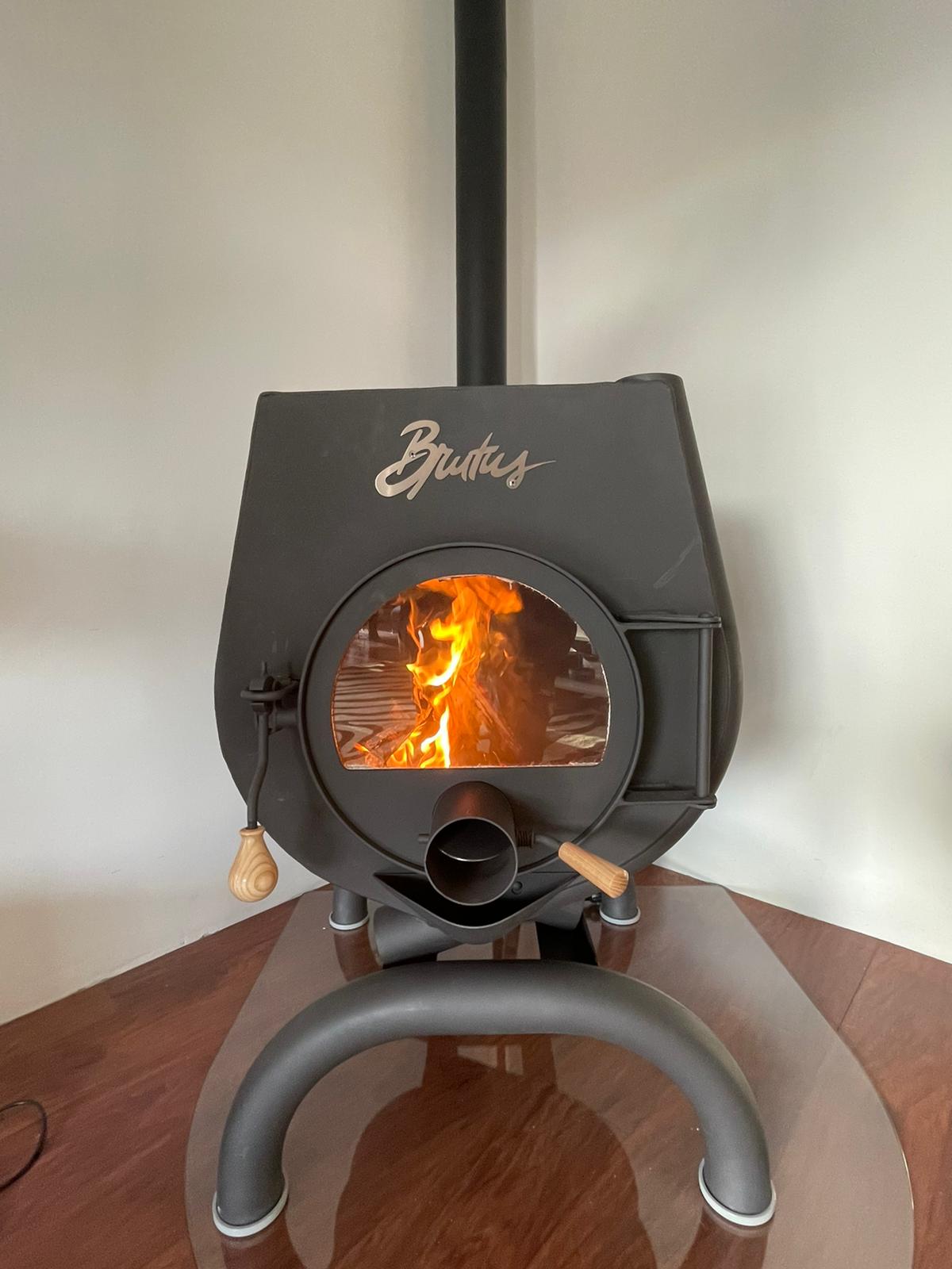 Houtkachel met dakdoorvoer
