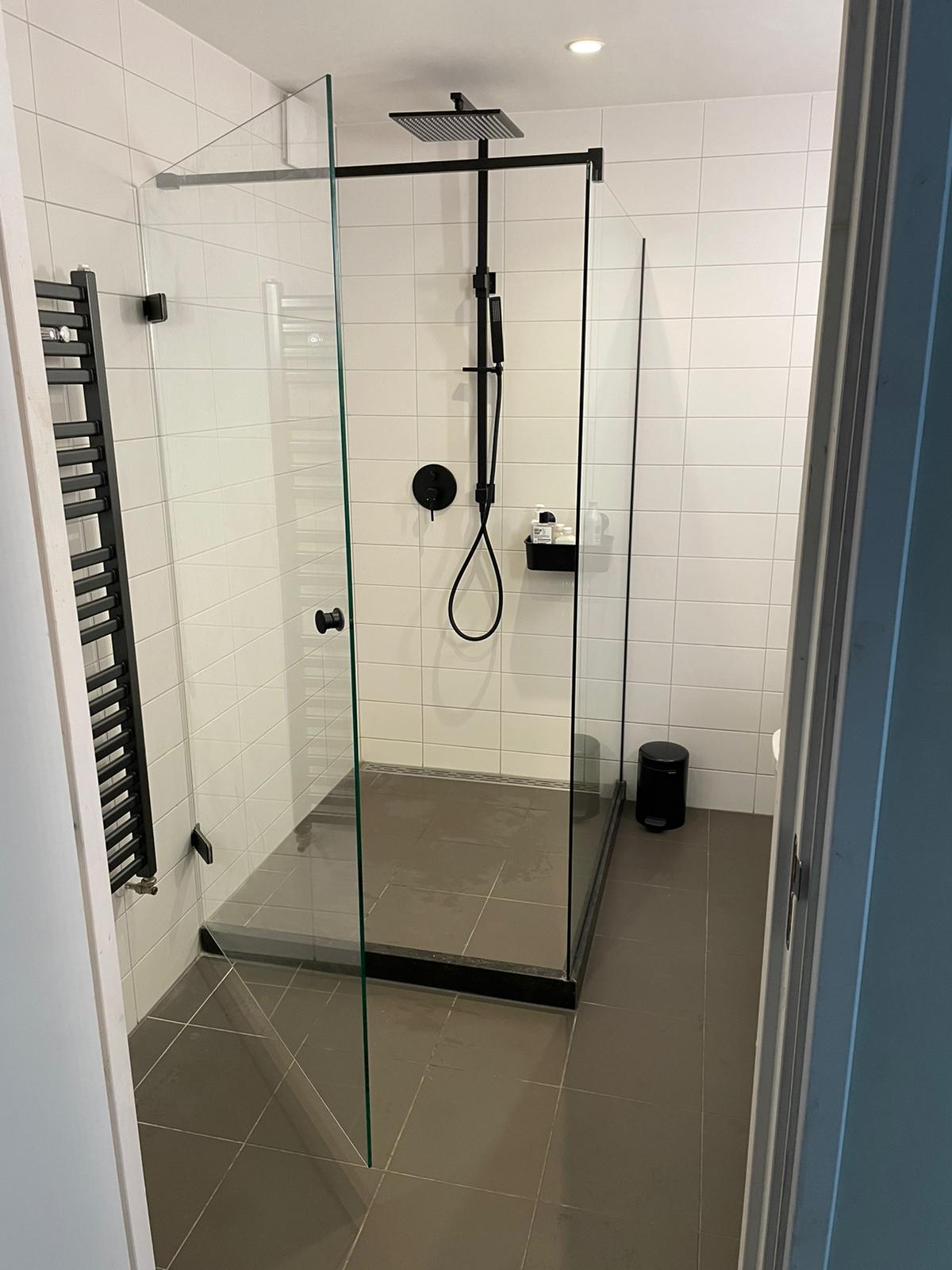 Douchedeur met -scherm, afgewerkt met zwart beslag