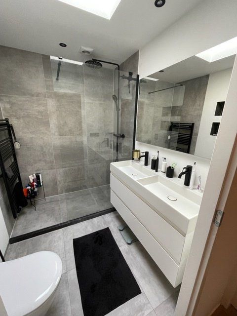 Douchescherm op maat met zwart beslag