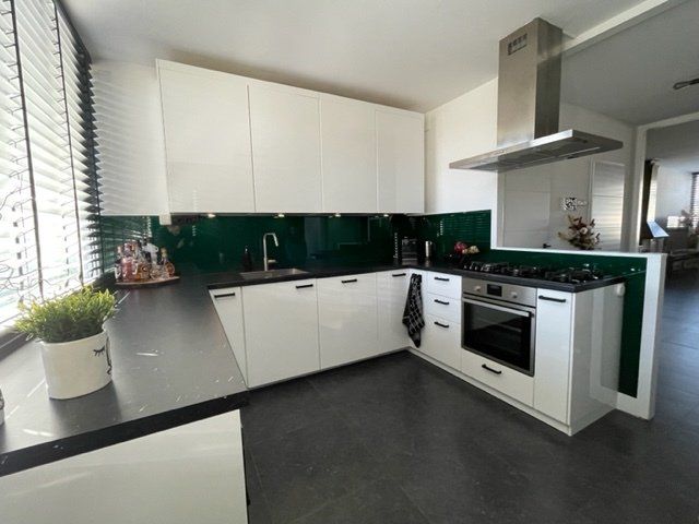 Keukenachterwand van groen Lacobel glas