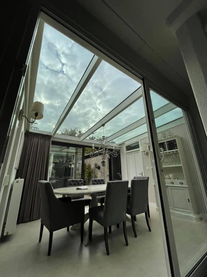 Serredak afgewerkt met gelaagd veiligheidsglas