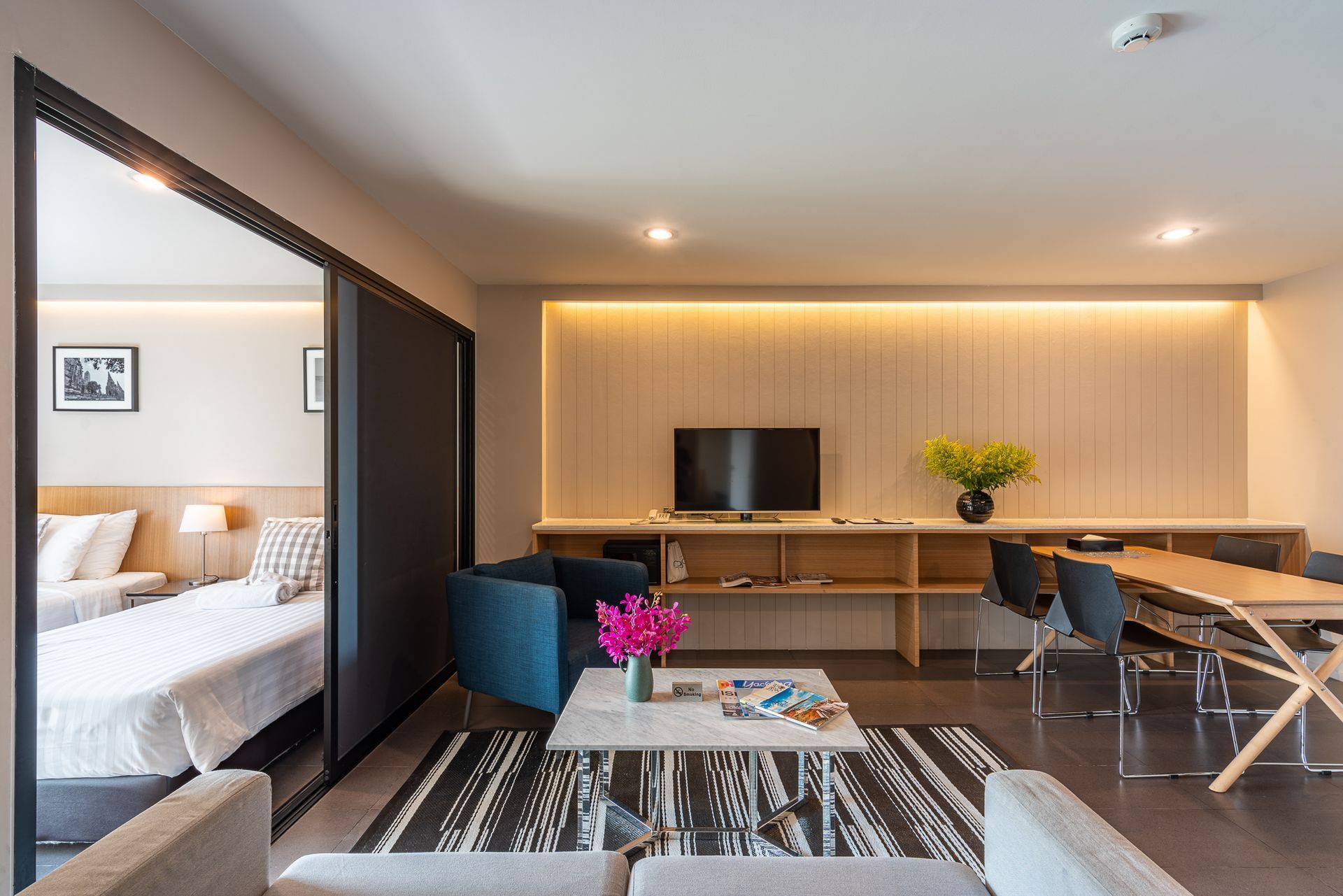 Naga Residence Hotel Bangkok - Family Suite living room