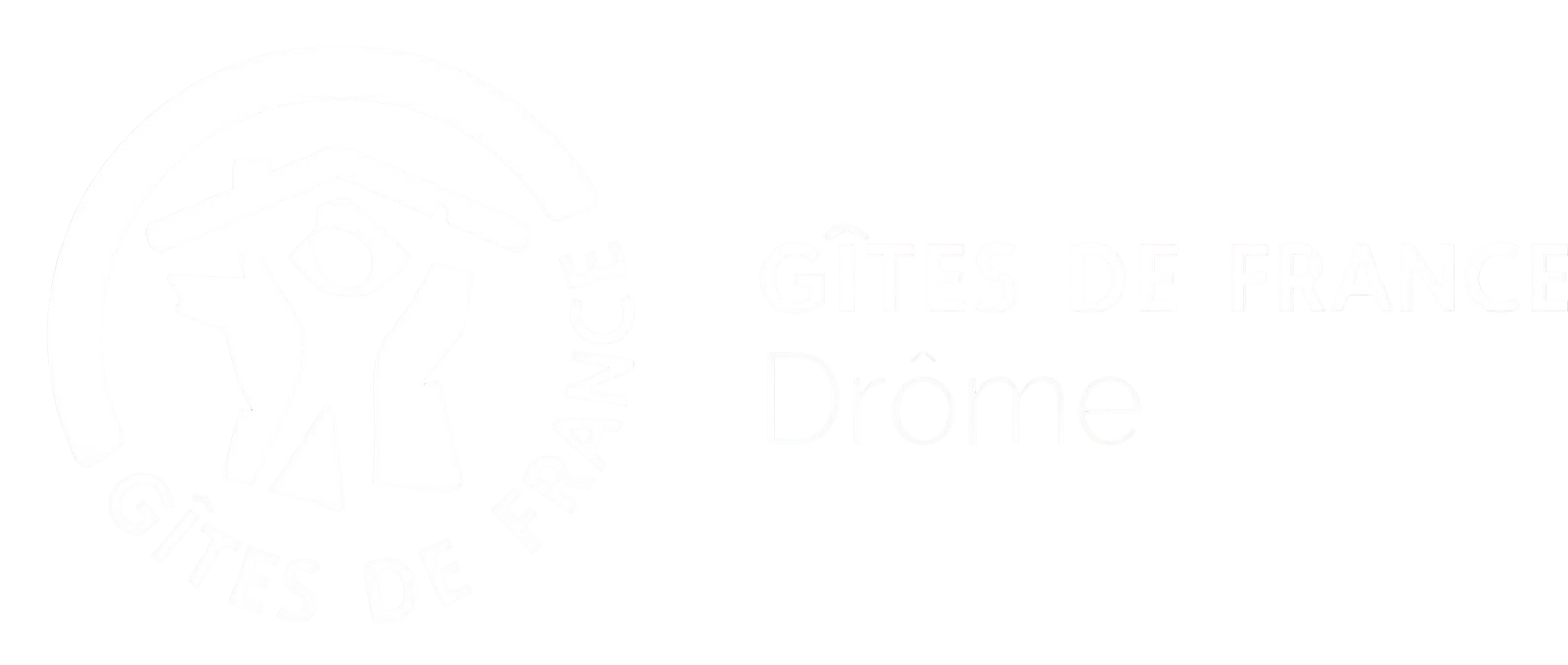 Une personne tient un petit animal de compagnie poilu et de couleur foncée, probablement un chien, tout en posant pour une photo dans un parc.