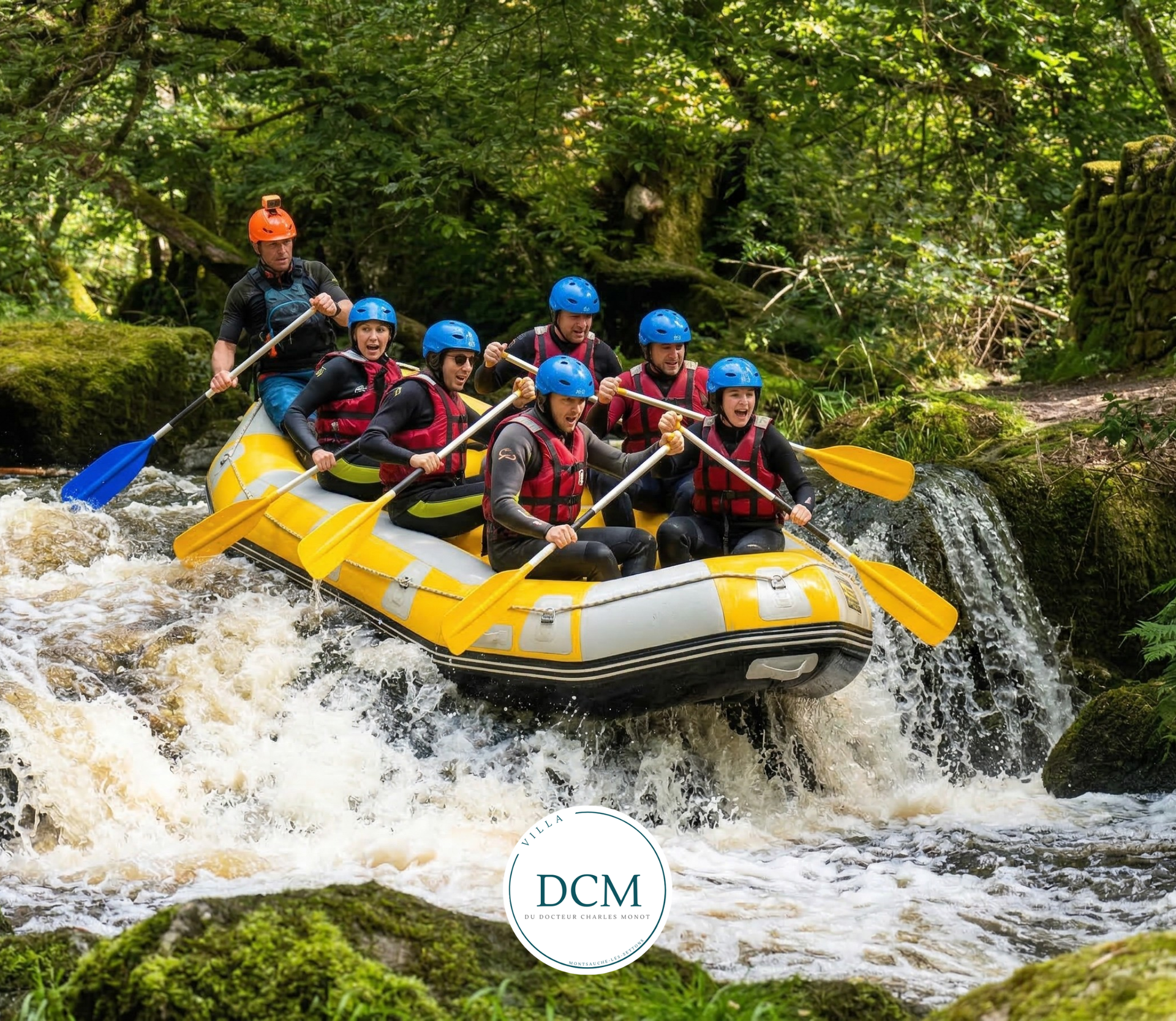 Un groupe de personnes casquées et vêtues de gilets de sauvetage descend une petite cascade sur une rivière entourée d'une végétation luxuriante à bord d'un radeau jaune.
