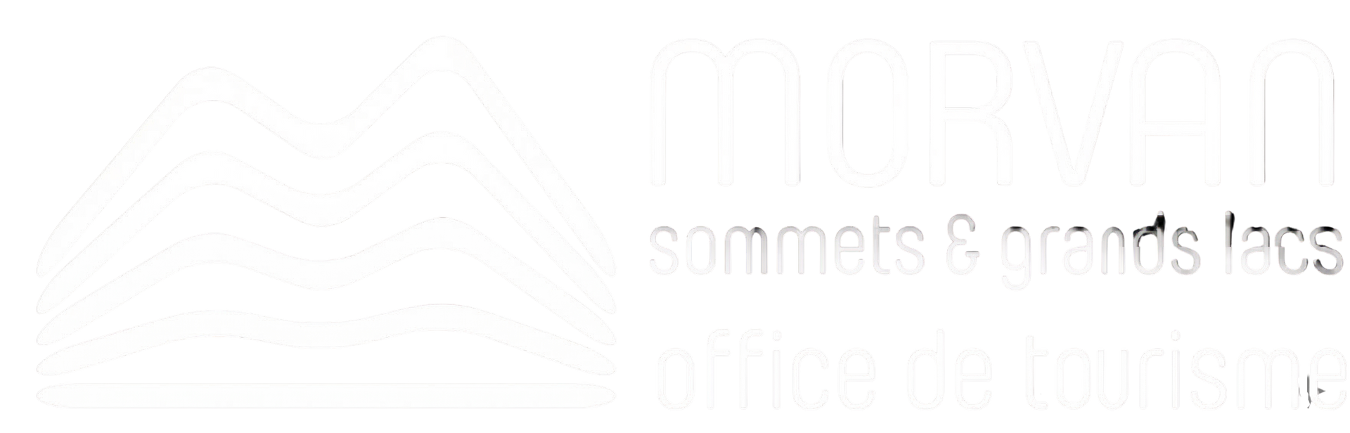 Logo pour « Maniwaki sommets & grands lacs » représentant un contour de montagne stylisé au-dessus d'un texte blanc sur fond sombre.