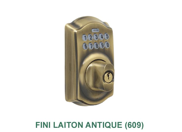 Une serrure de porte antique en laiton avec des chiffres dessus
