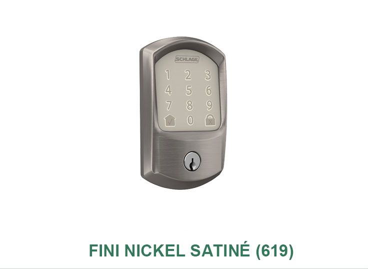 Une serrure de porte en acier inoxydable avec un clavier sur fond blanc.