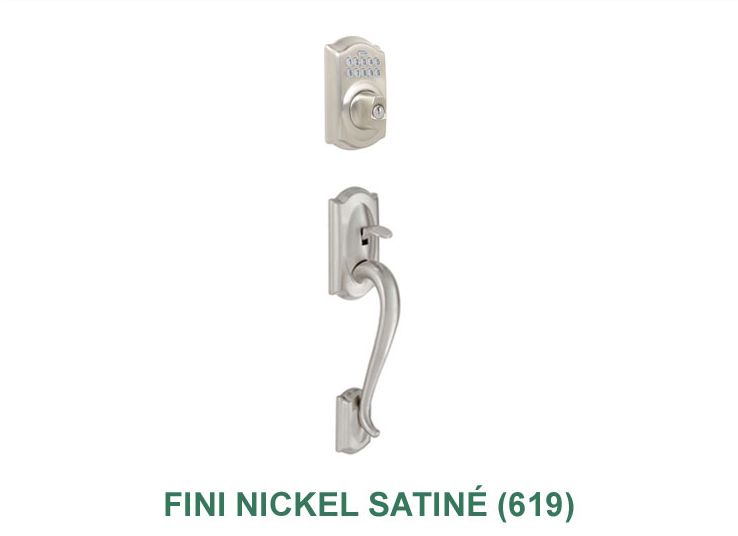 Une poignée de porte et une serrure en acier inoxydable sur fond blanc.