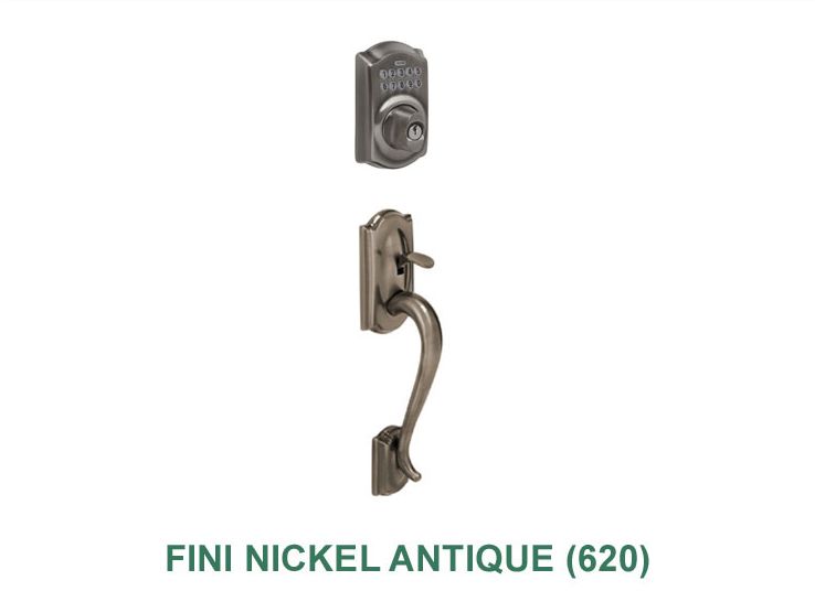 Une photo d'une poignée de porte et d'une serrure en nickel antique fini