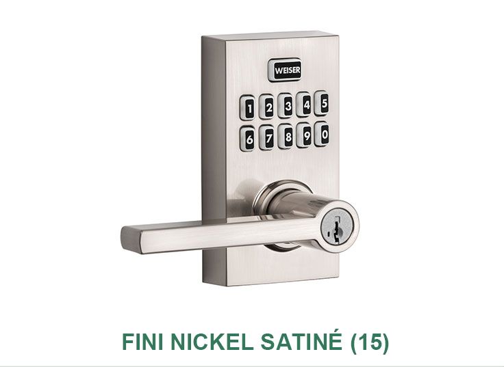 Une serrure de porte en acier inoxydable avec une clé dessus