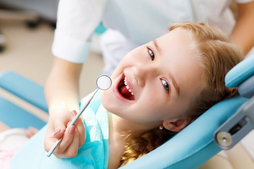bambina durante visita dentistica di controllo