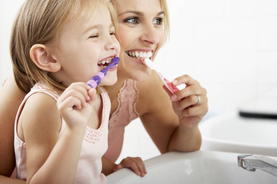 mamma e bambina si lavano i denti