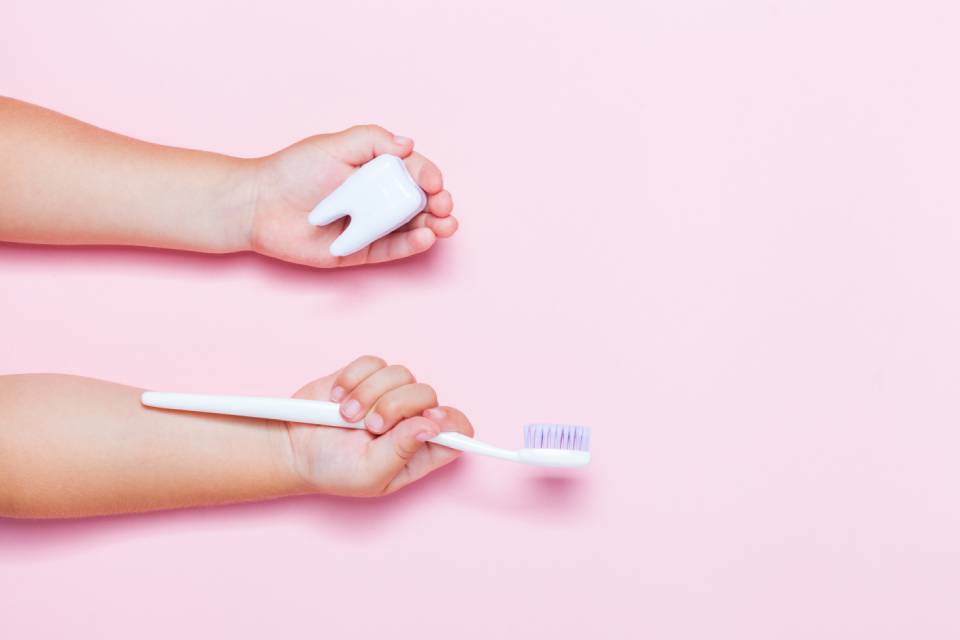 spazzolino in mano a un bambino