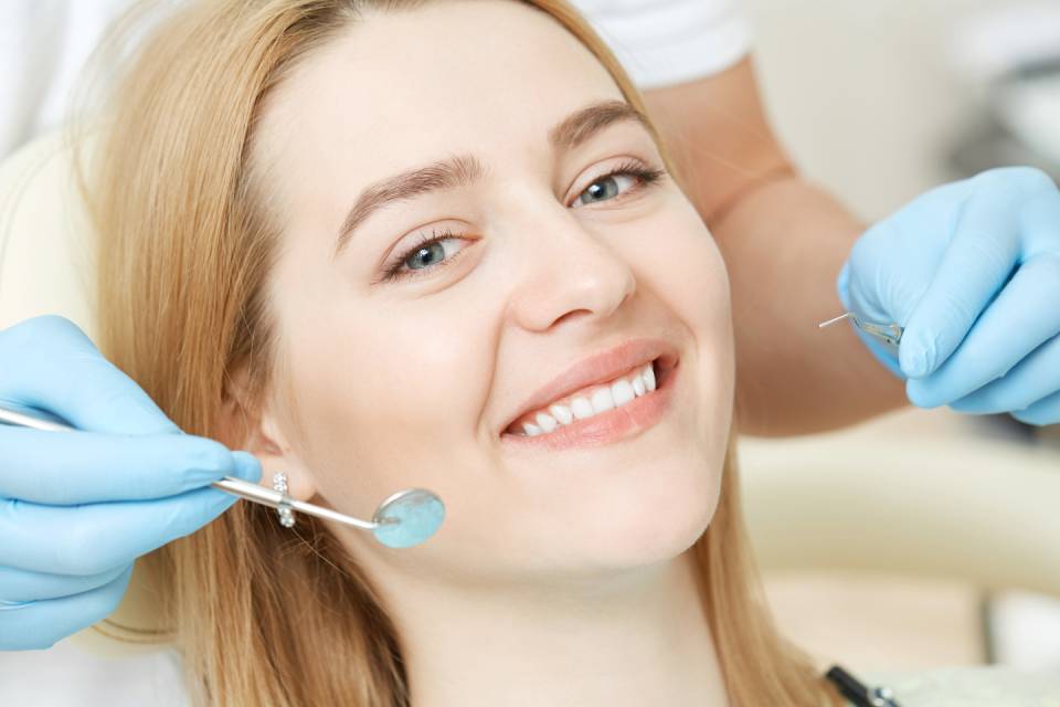 visita dentistica su giovane donna